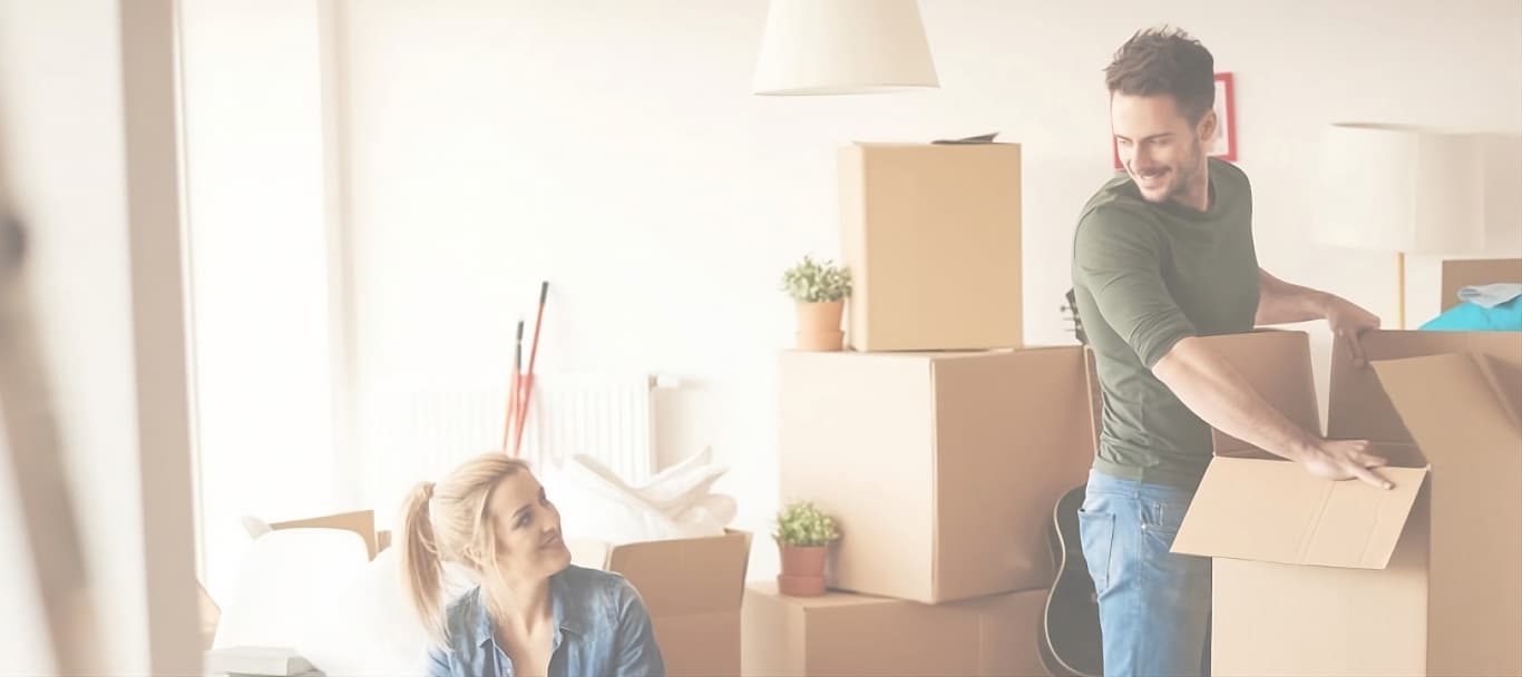 Pareja desembalando cajas en su nueva casa